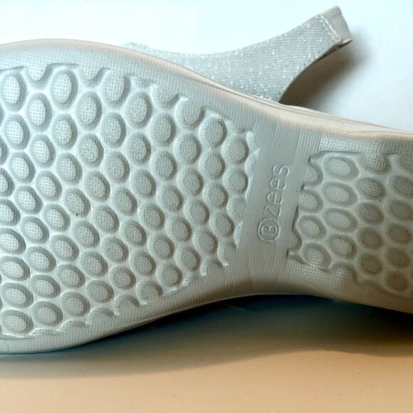 NWOT Bzees, size 8.5 Silver w/ sparkle, Comfortable - Picture 3 of 4